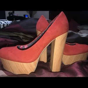 Unique Wood Platform Shoes! 👠